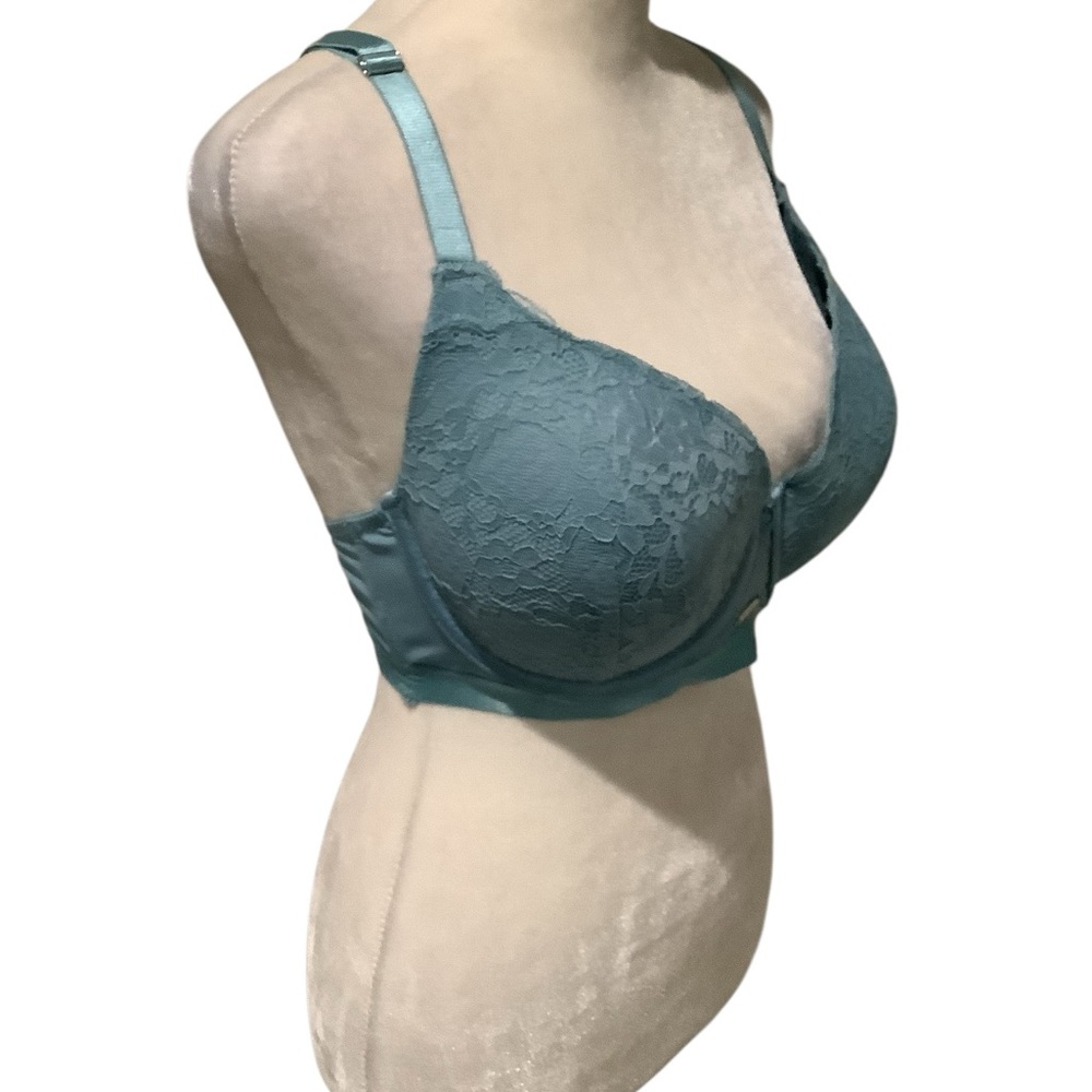 XOXO Lace Bra in Beautiful Aqua. NEW WITHOUT PRICE TAG. Sexy Crisscross Back.